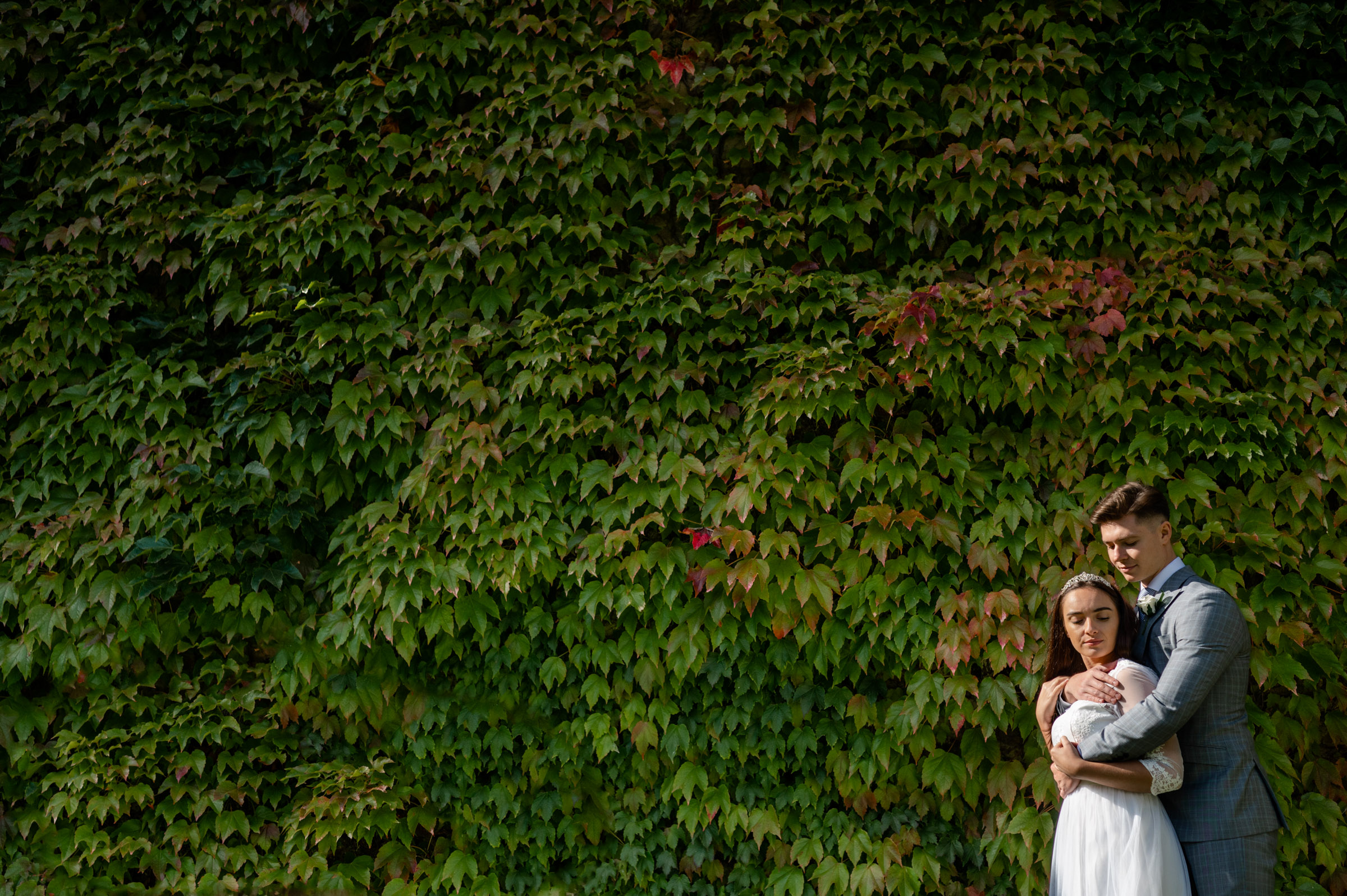 TTE Notley Abbey-21 a sustainable wedding photographer captures a couple at Notley Abbey