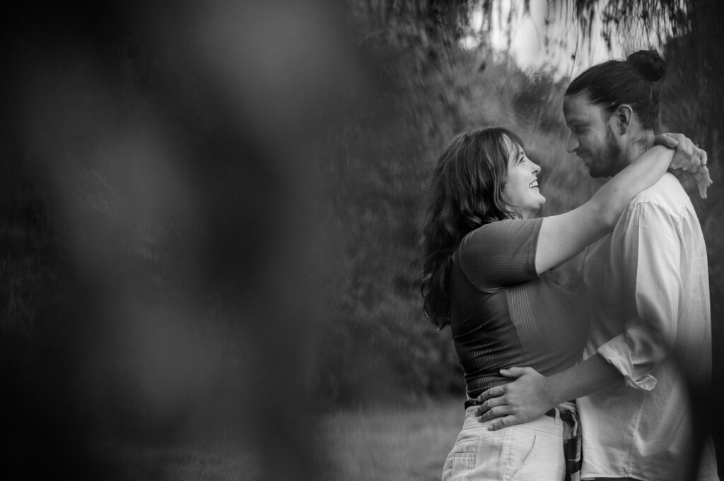 couple's photoshoot in Leavesden Country Park