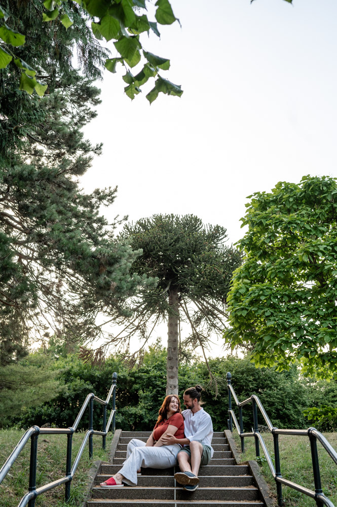 couple's photoshoot in Leavesden Country Park