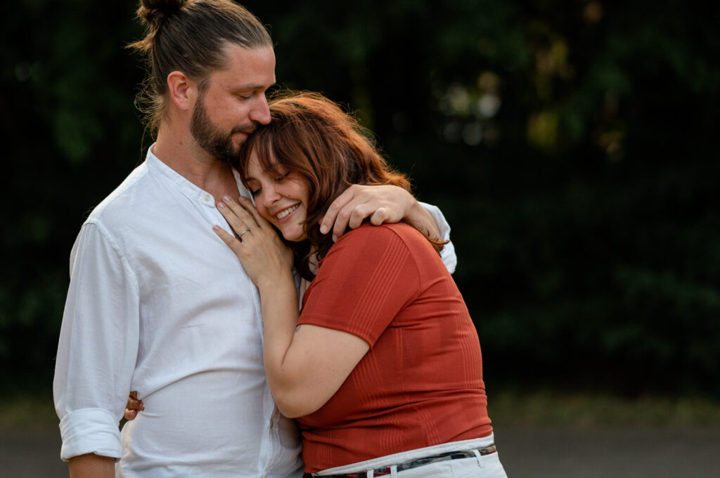 couple's photoshoot in Leavesden Country Park