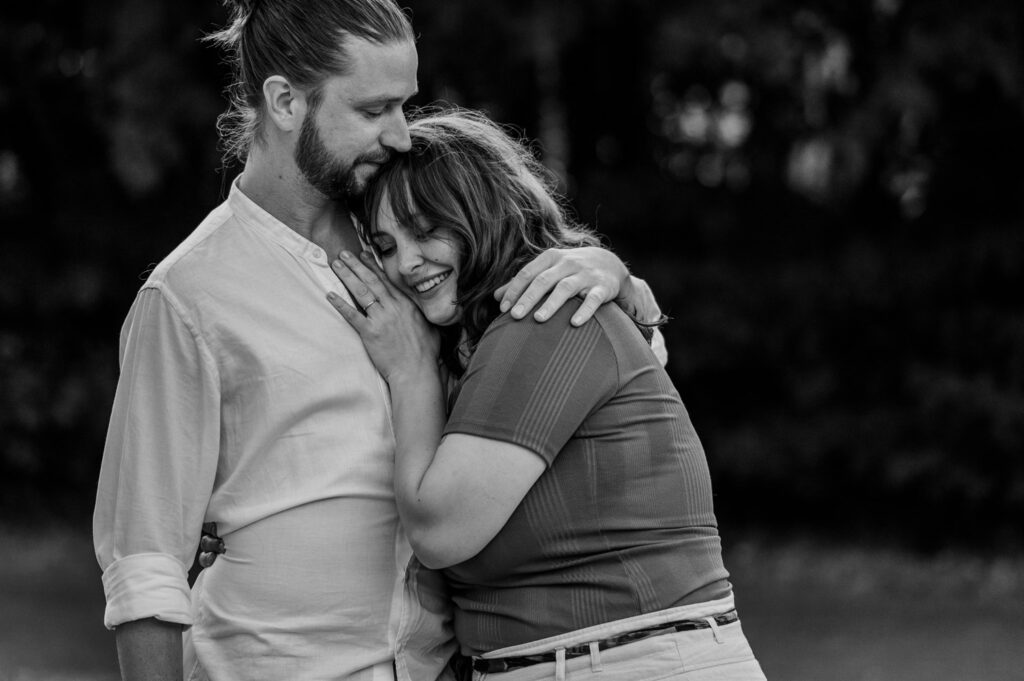 couple's photoshoot in Leavesden Country Park