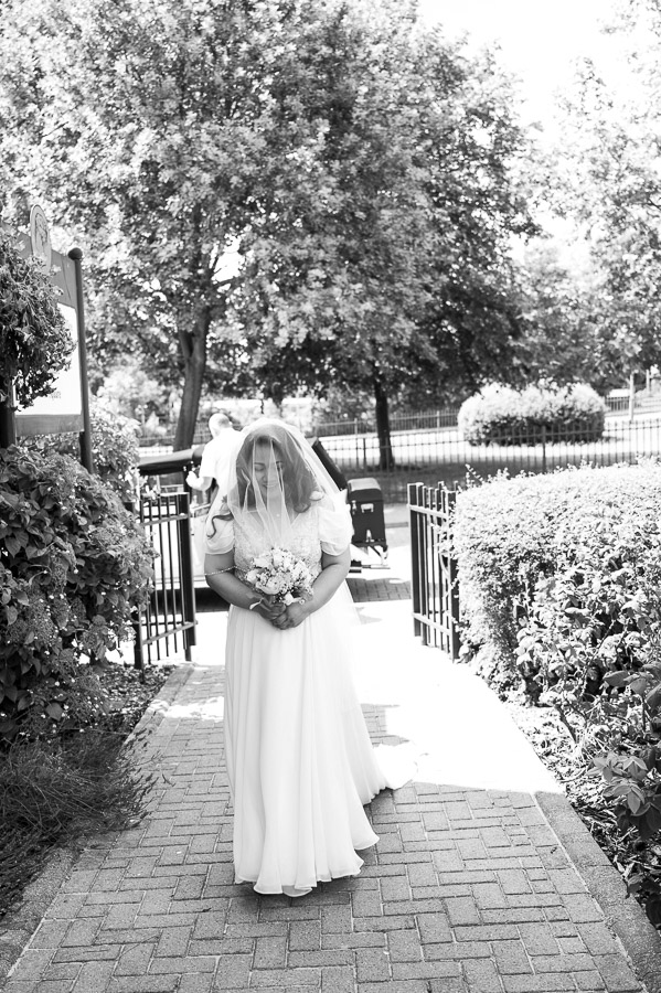 bride arrives at St Albans Register Office